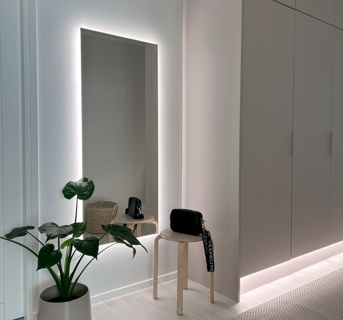 4 Ways to Use an LED Mirror – Bring More Light and Style into Your Home