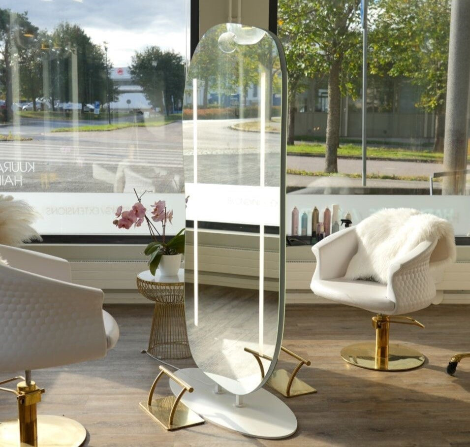 "En löytänyt valmiina, joten suunnittelin peilin itse" - kurkkaa Taijan upeaan kampaamoon