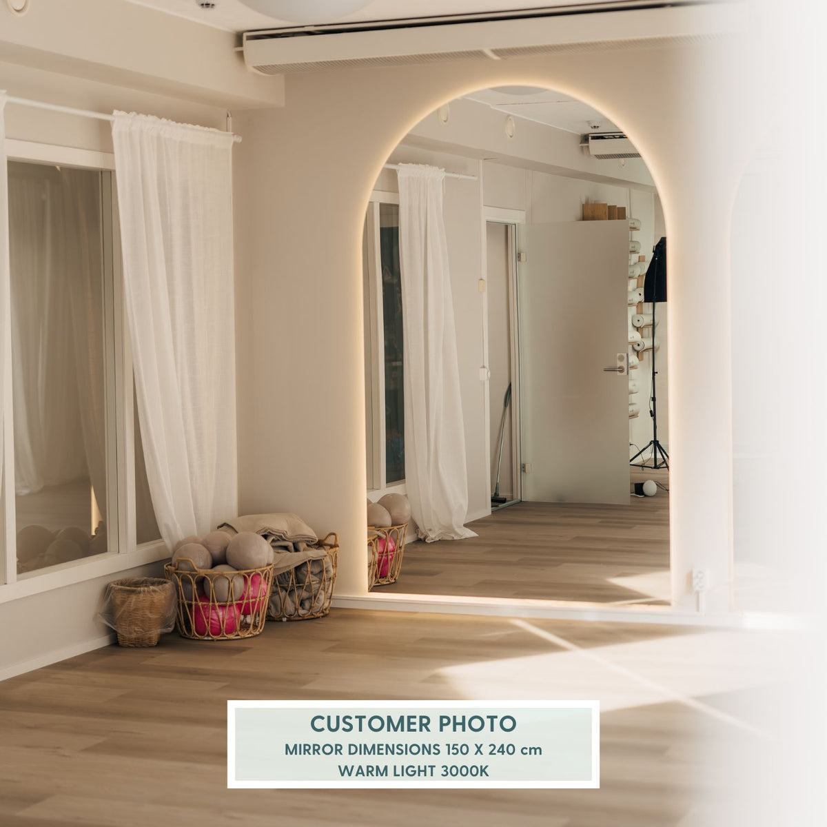 Kaari - Extra-Large Arch Mirror With LED-Lights (150x215cm)