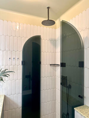 Kaari - kääntyvä tai kiinteä puolikaari suihkuseinä