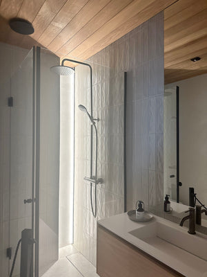 Niemi - suihkunurkka kiinteällä seinällä ja ovella