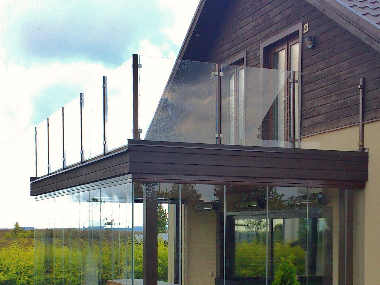 Alumiinitolpallinen lasikaide