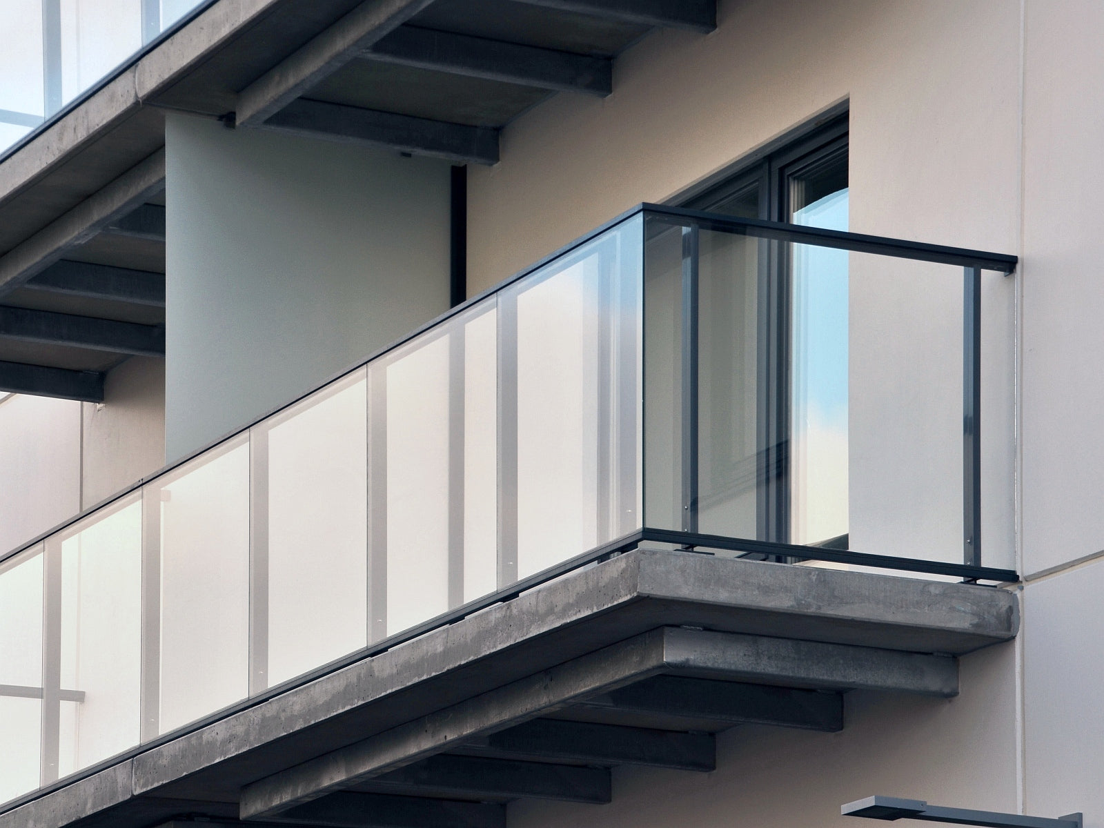 Alumiinitolpallinen lasikaide