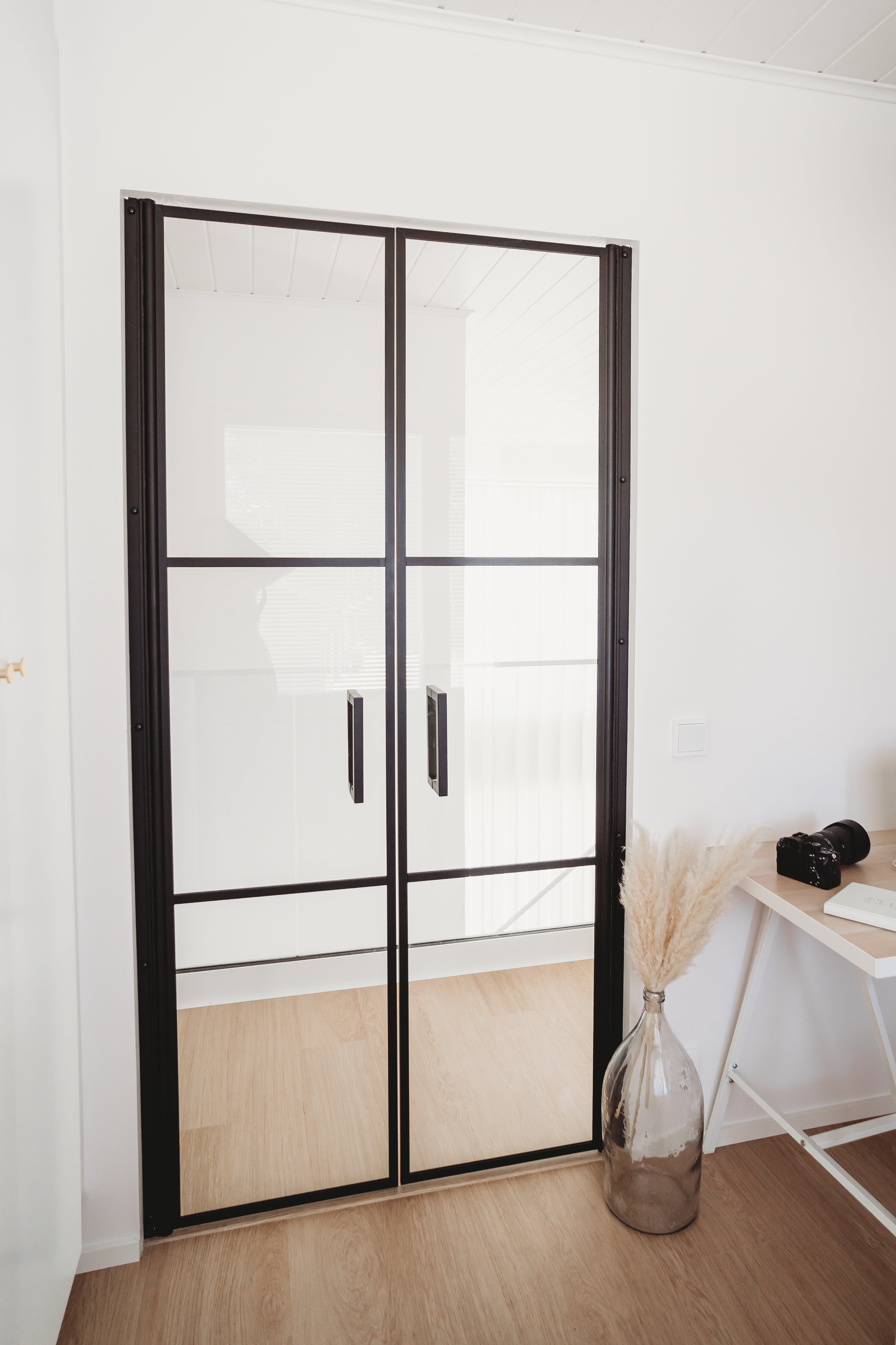 Frame Selkä – pariovi saranoilla