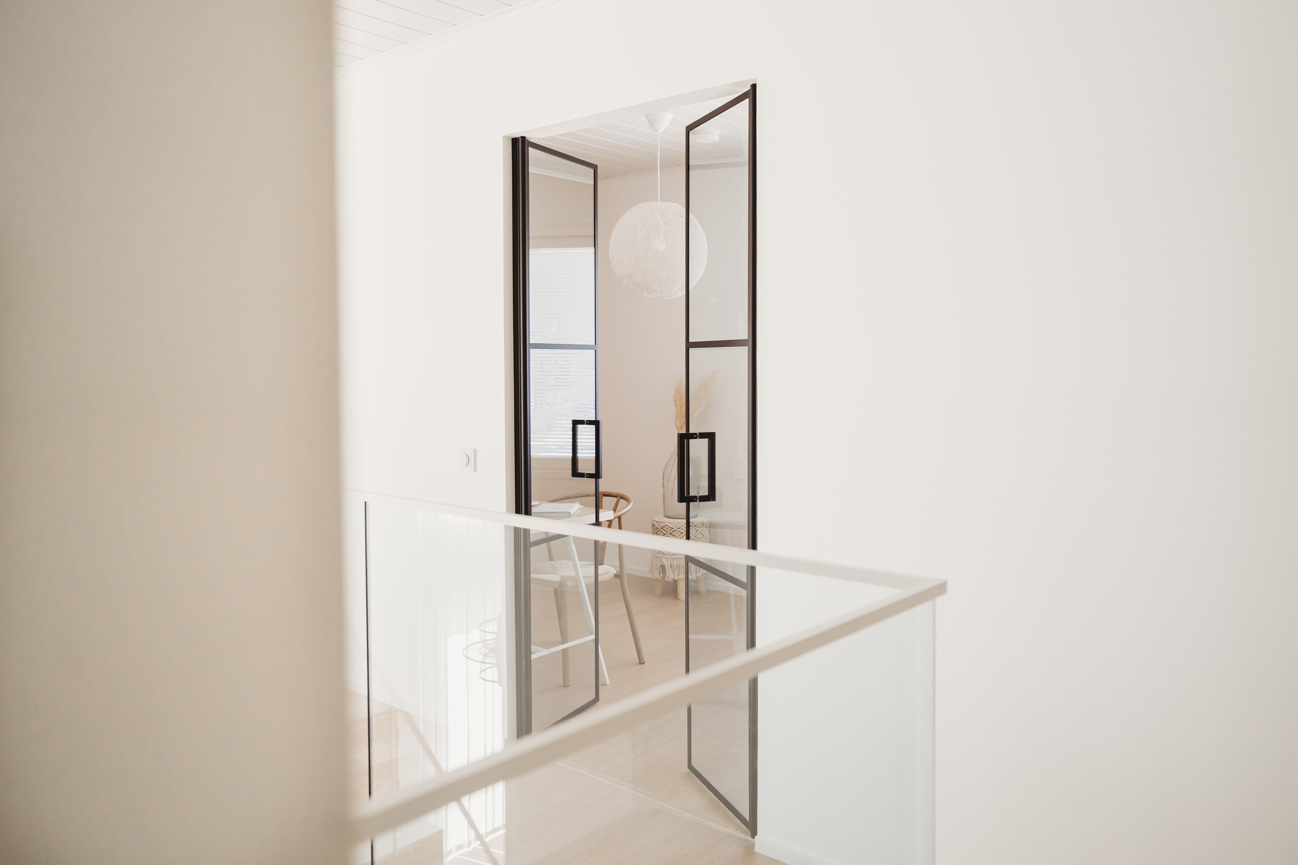 Frame Selkä – pariovi saranoilla