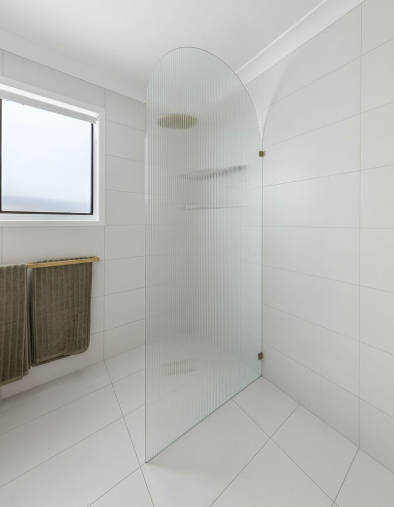 Kaari - kääntyvä tai kiinteä puolikaari suihkuseinä