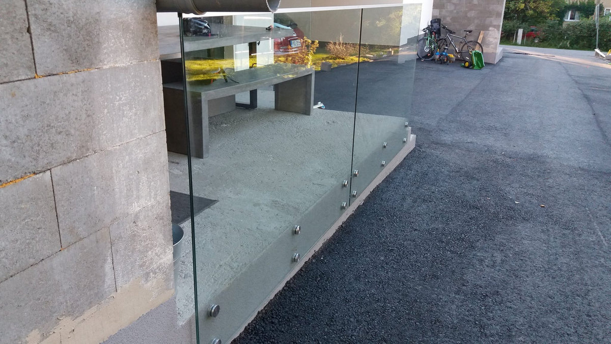 Pistekiinnitys lasikaide