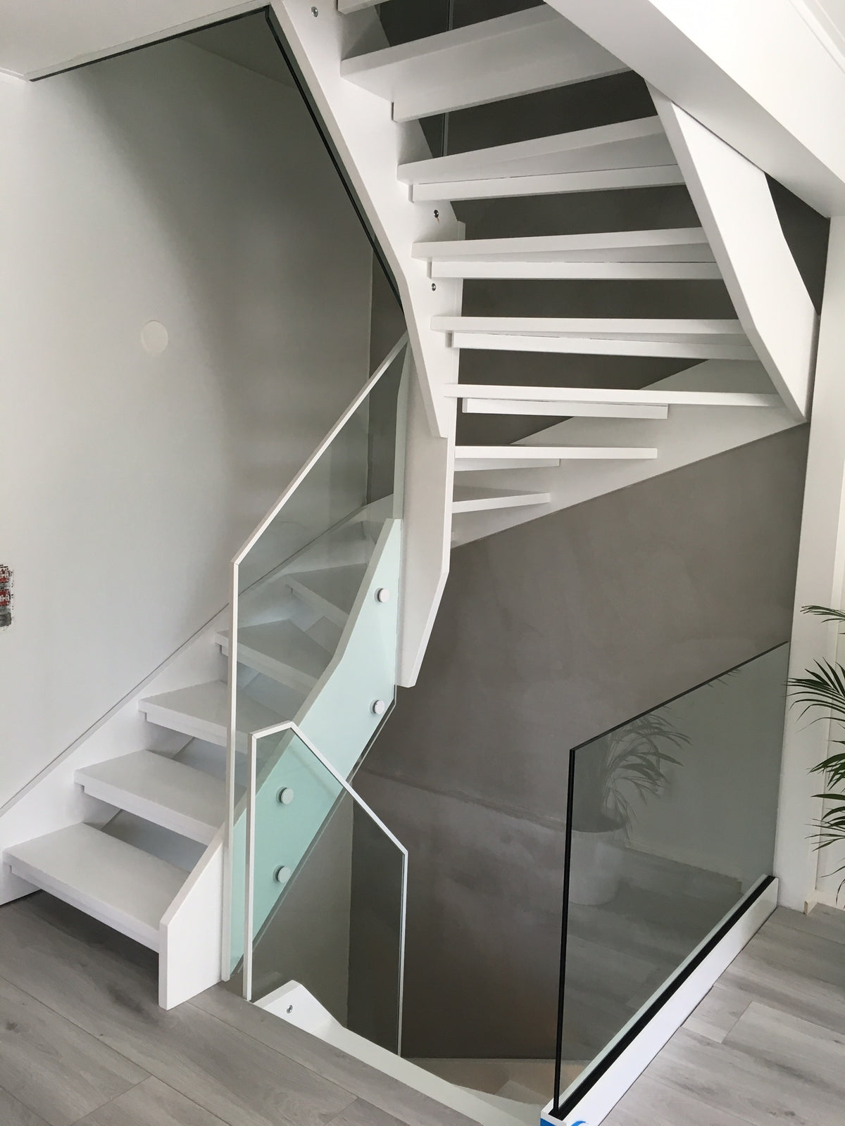 Pistekiinnitys lasikaide