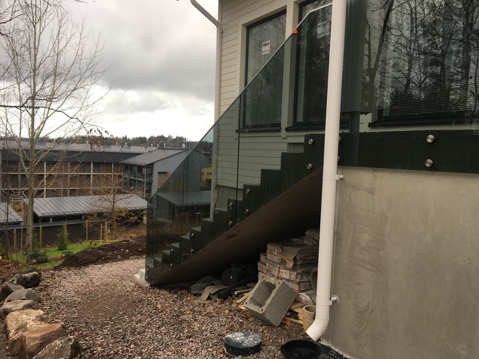 Pistekiinnitys lasikaide