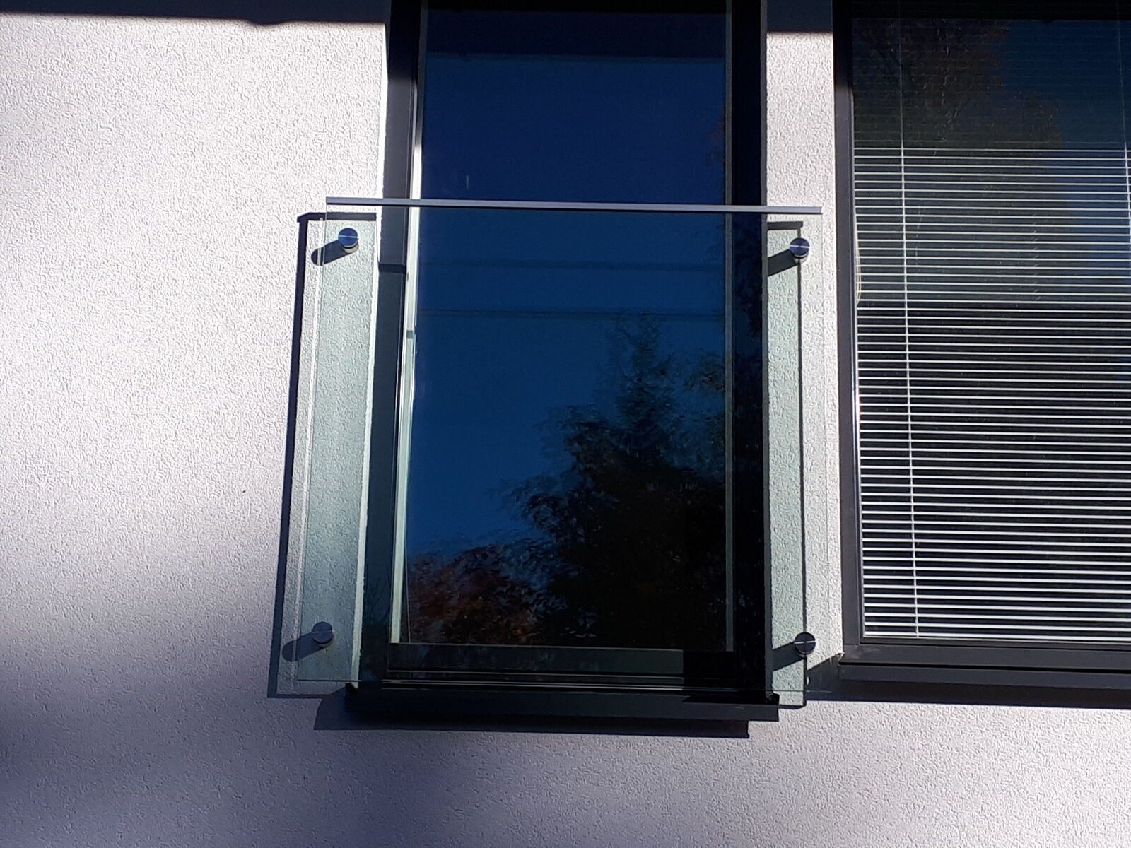 Pistekiinnitys lasikaide