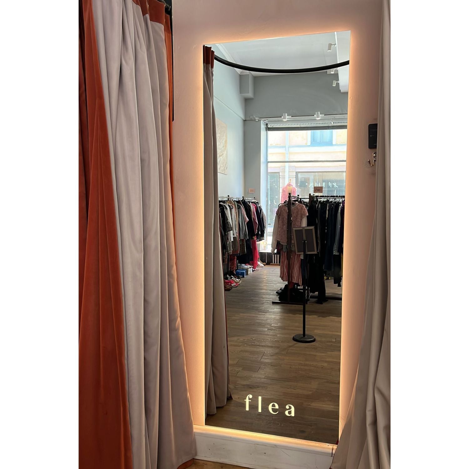 Oma logo ja/tai slogan peiliin