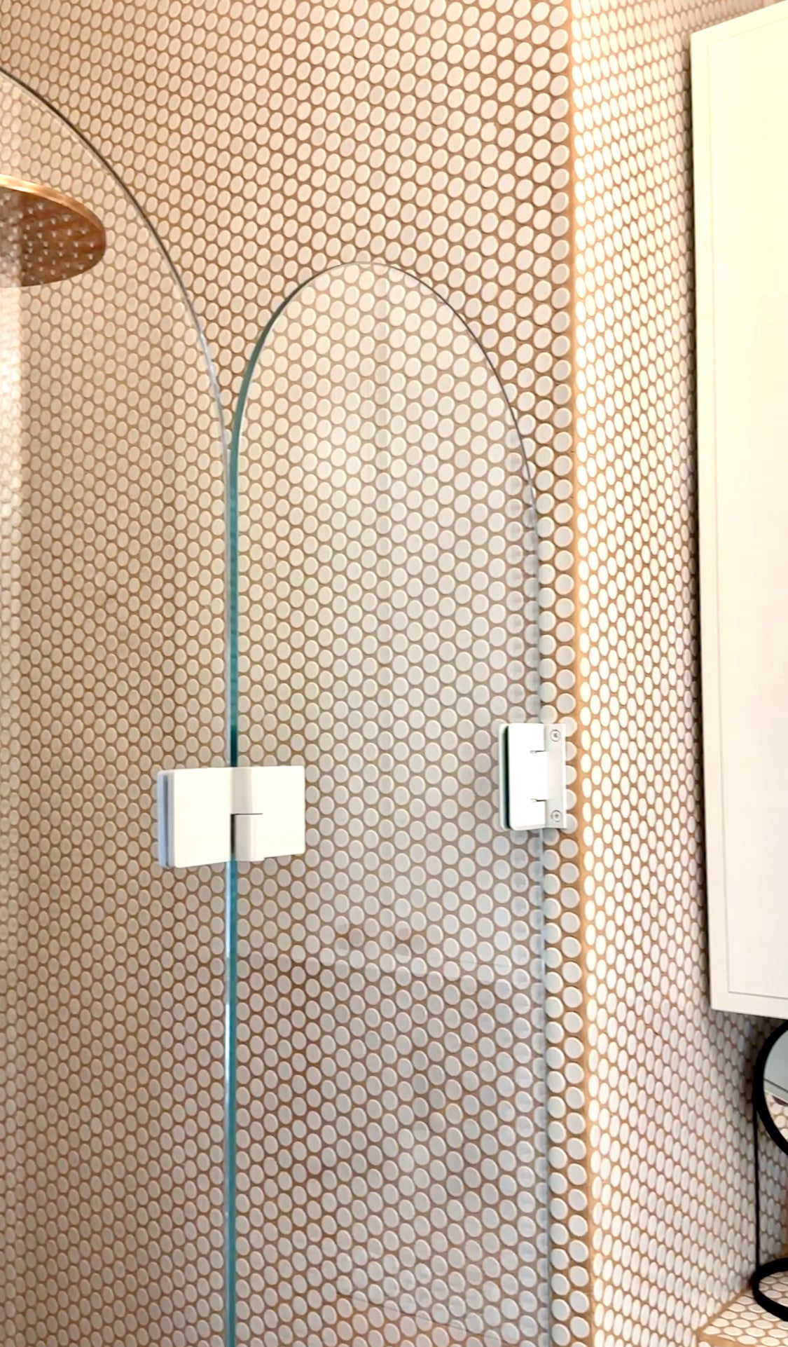 Kaari - kääntyvä puolikaari suihkuseinä