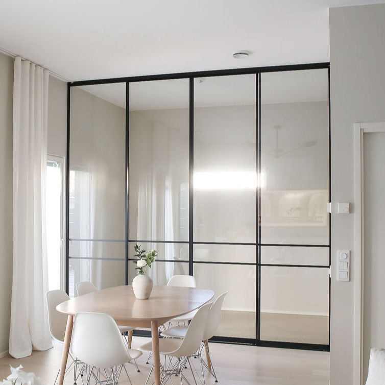 Frame Myrsky – lasiseinä liukuovilla