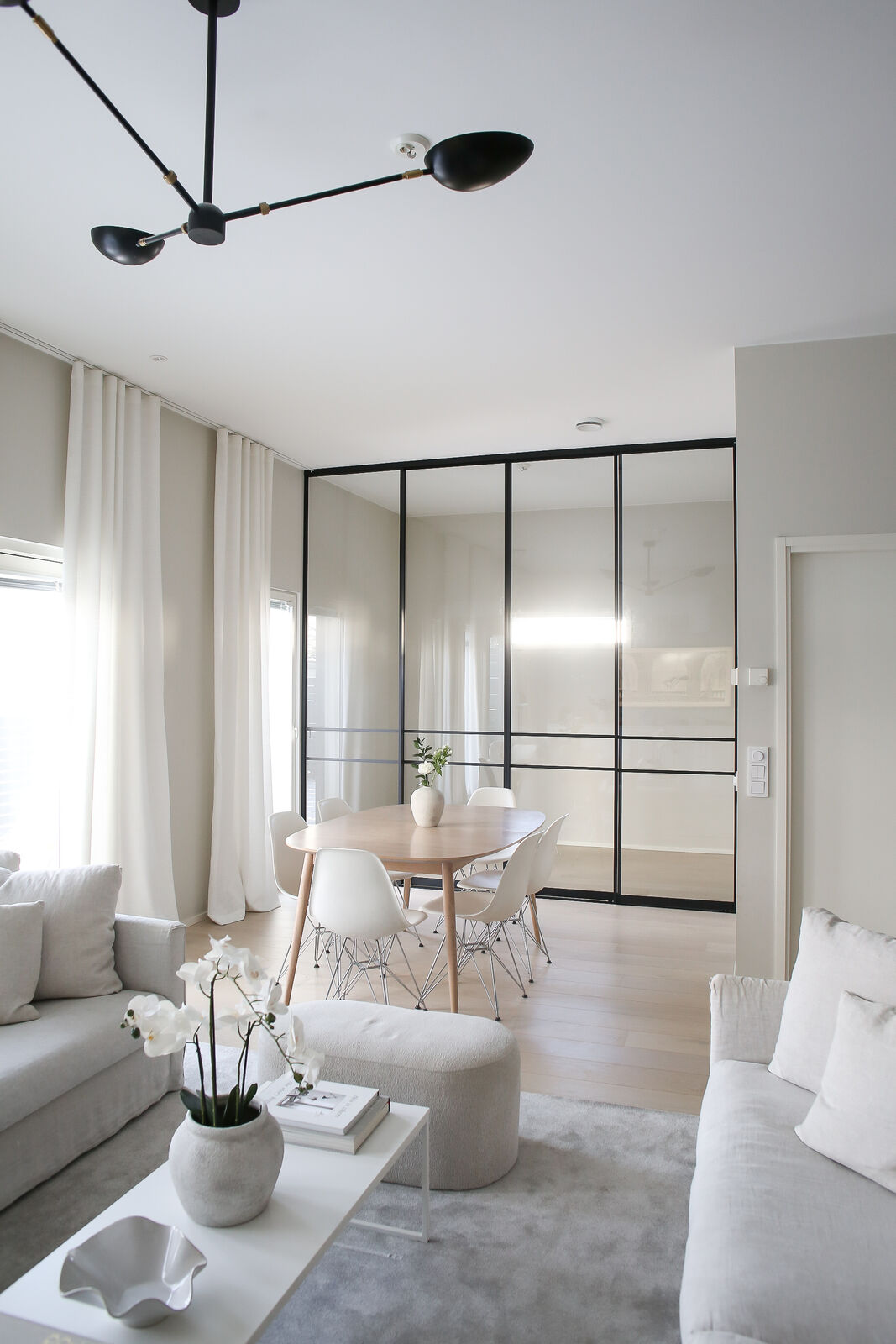 Frame Myrsky – lasiseinä liukuovilla