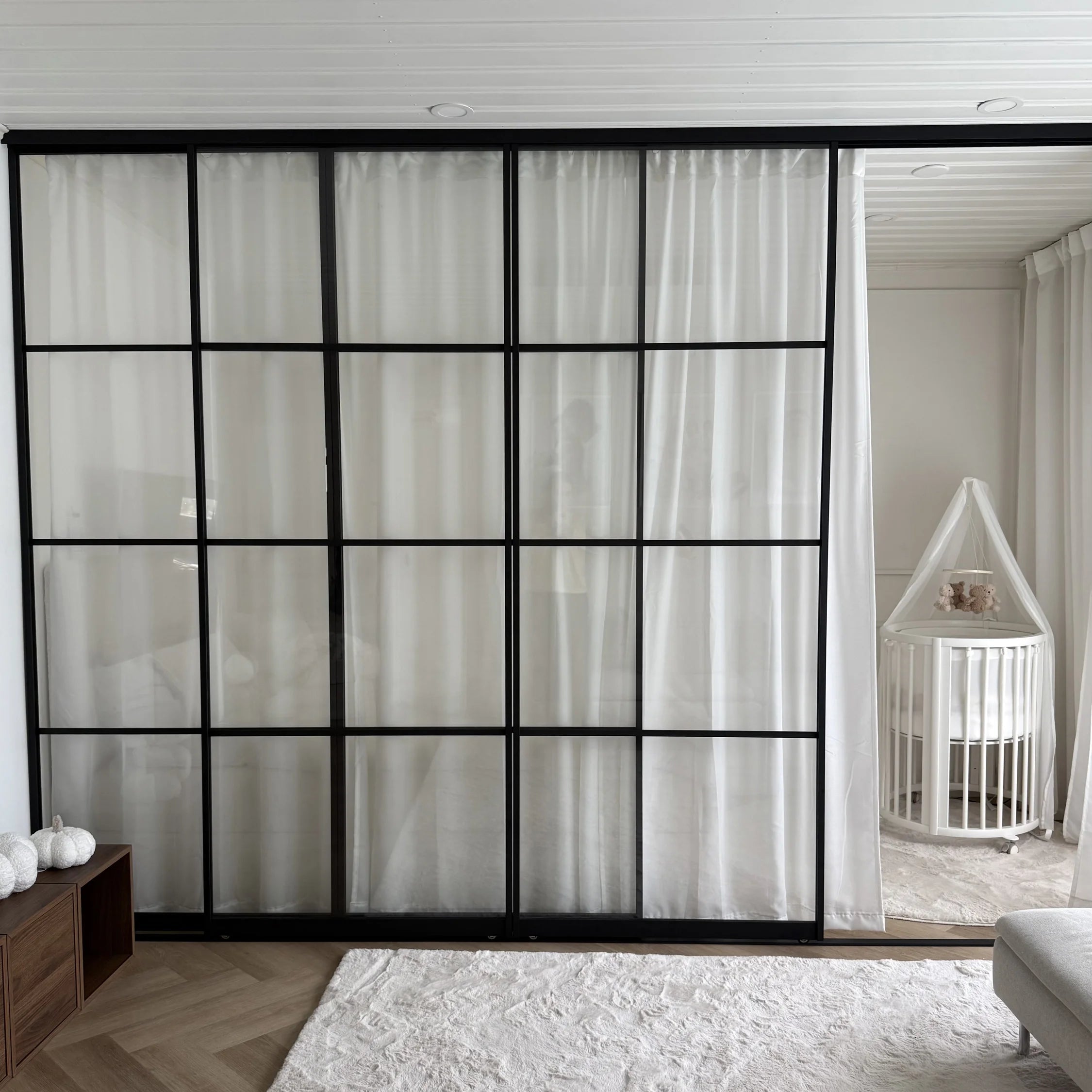 Frame Myrsky – lasiseinä liukuovilla