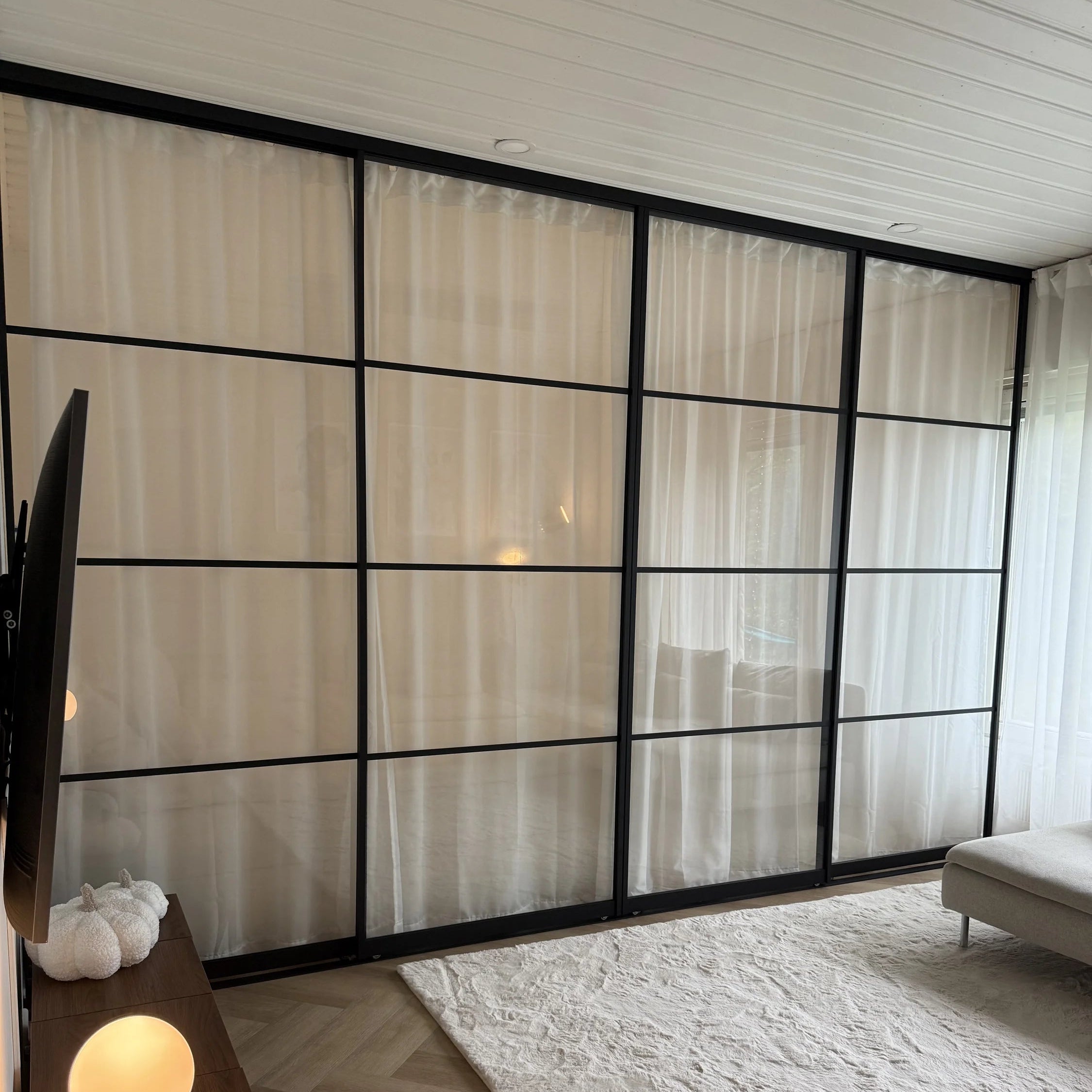 Frame Myrsky – lasiseinä liukuovilla