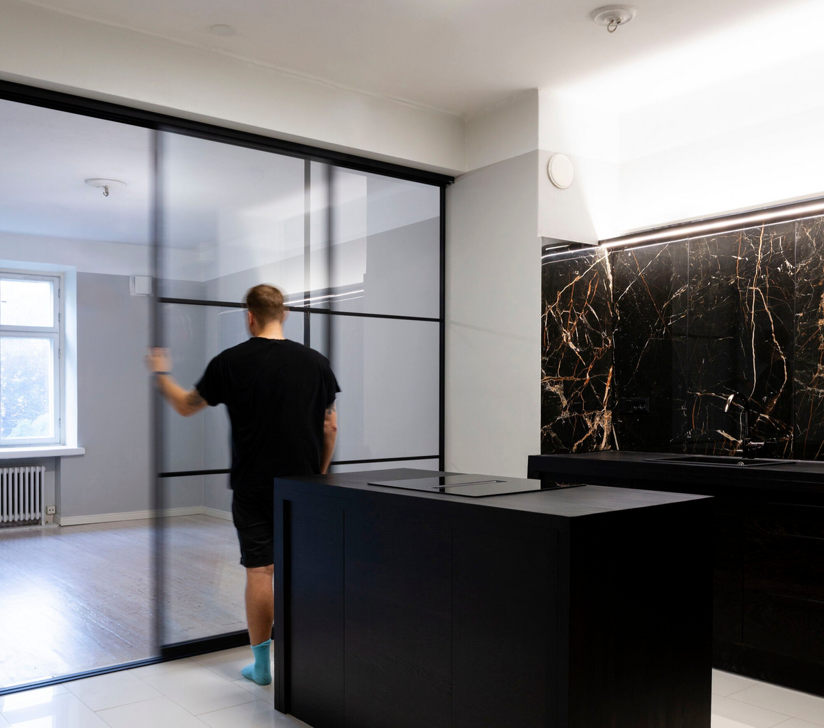 Frame Myrsky – lasiseinä liukuovilla