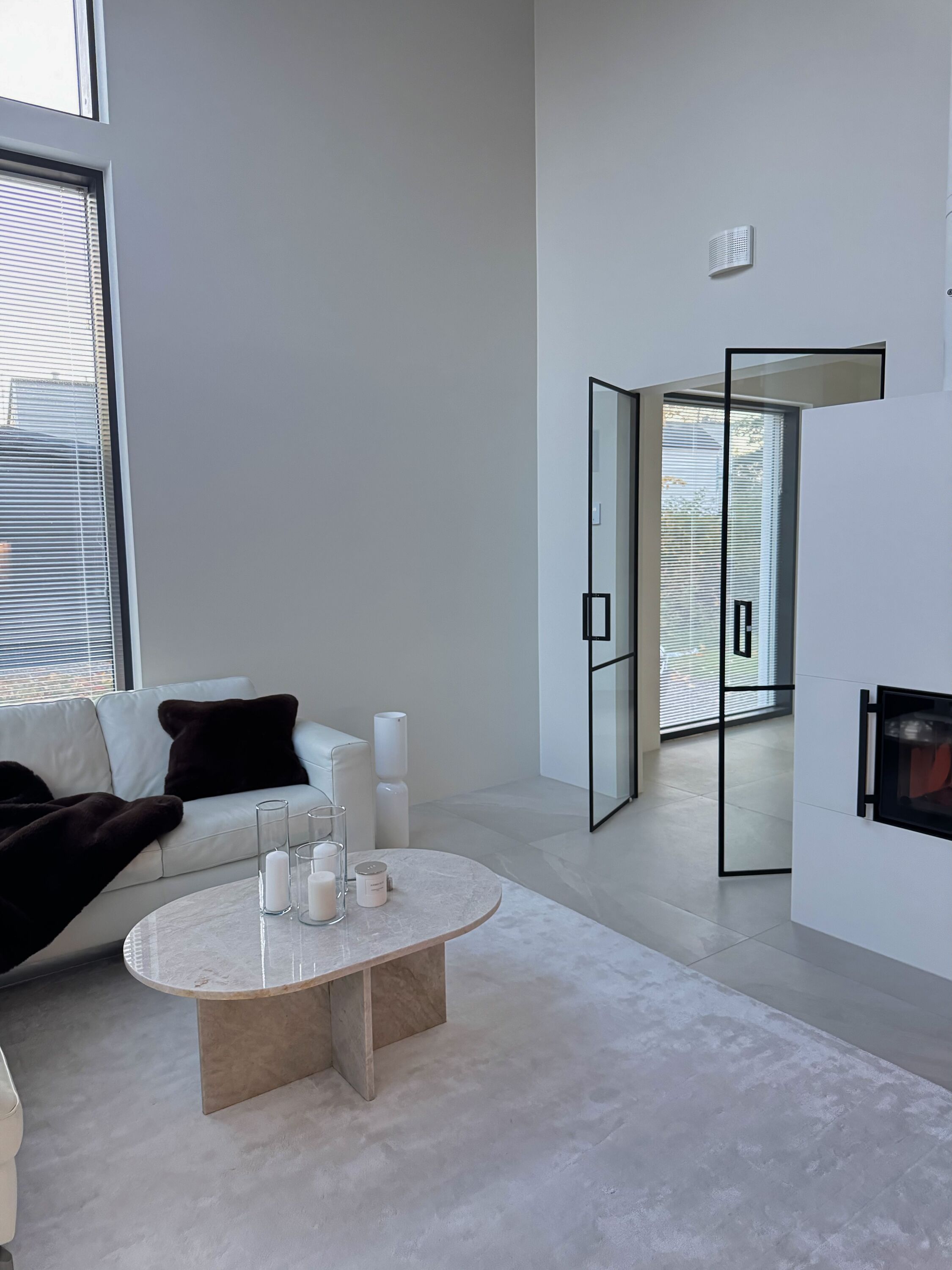 Frame Selkä – pariovi saranoilla