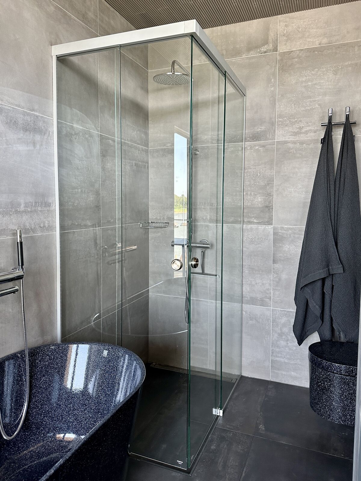 Niemeke – liukuovellinen suihkunurkka