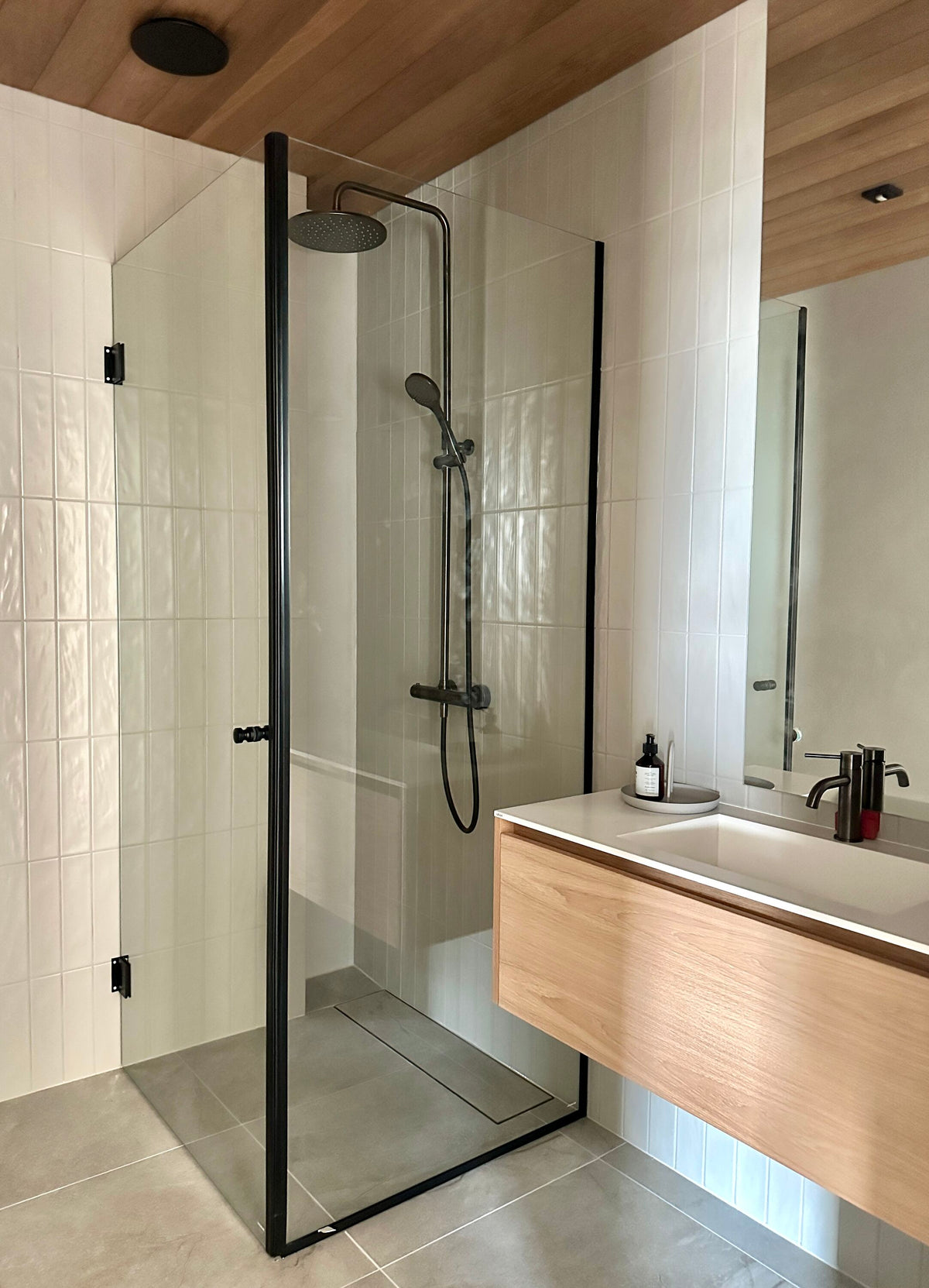 Niemi - suihkunurkka kiinteällä seinällä ja ovella