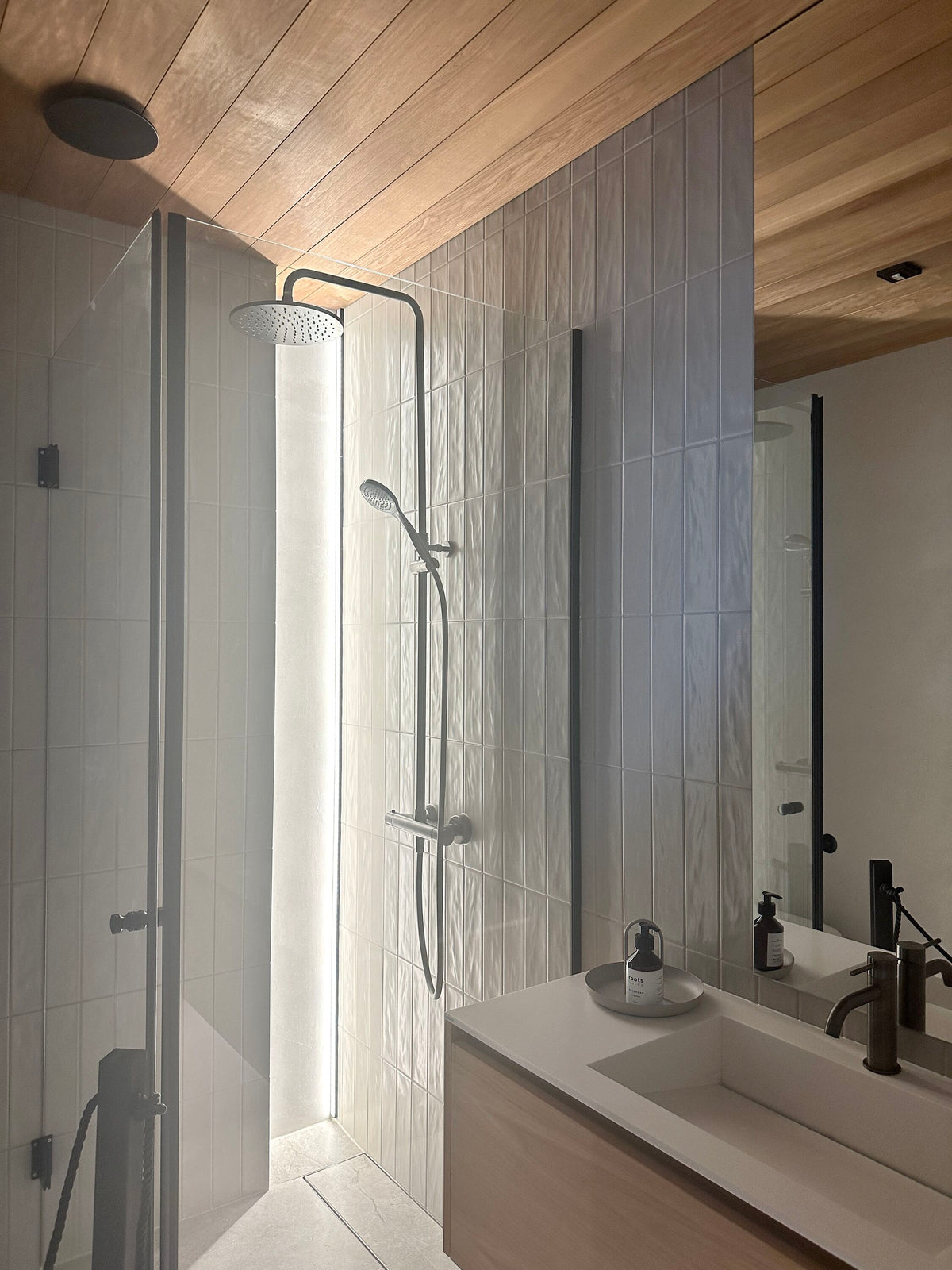 Niemi - suihkunurkka kiinteällä seinällä ja ovella