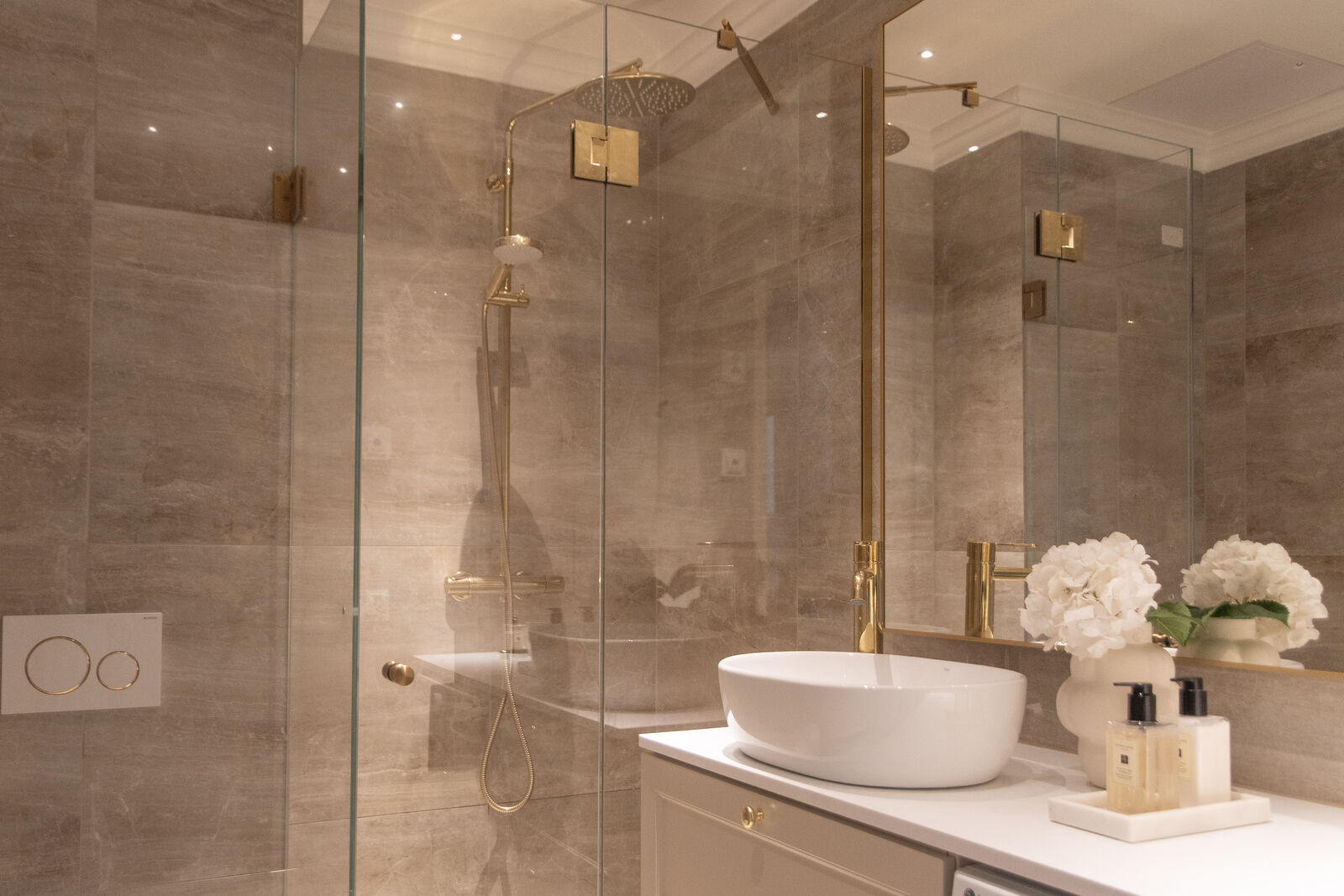 Särkkä - suihkunurkka kiinteällä seinällä ja taittuvalla ovella