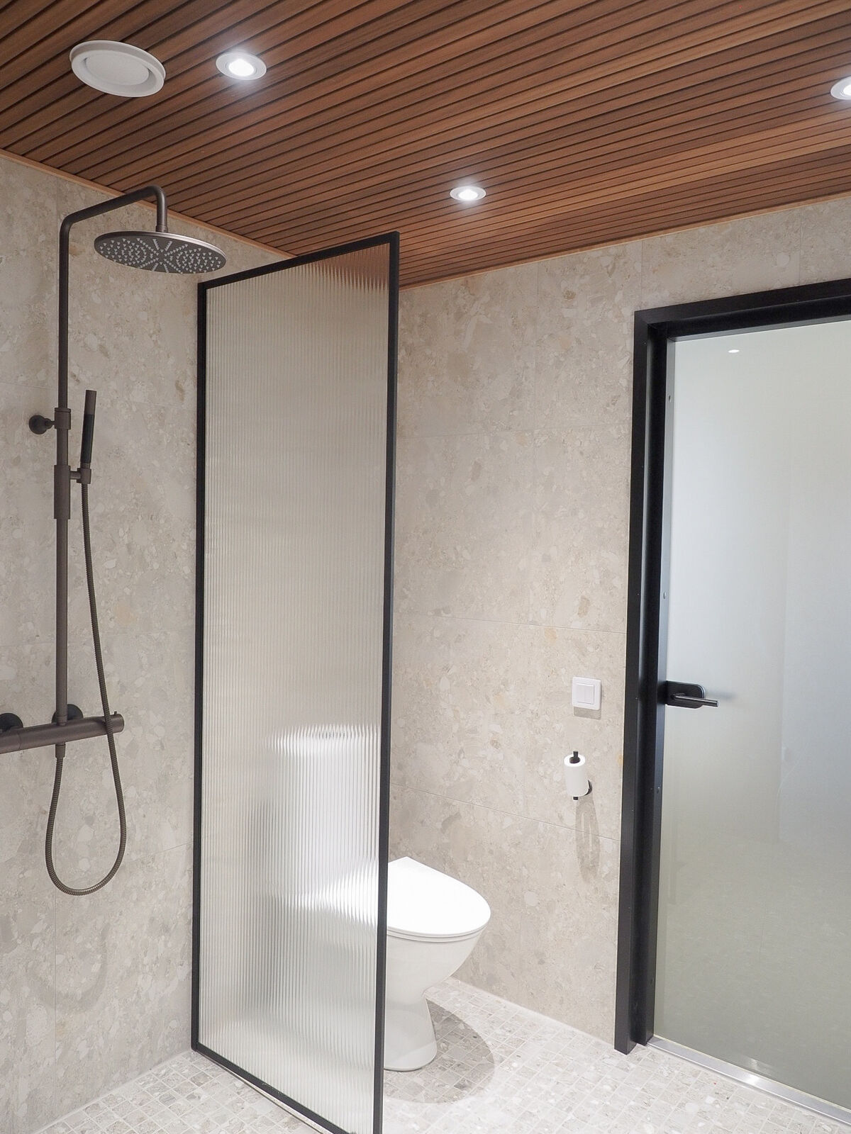 Kallio - kiinteä suihkuseinä tuella