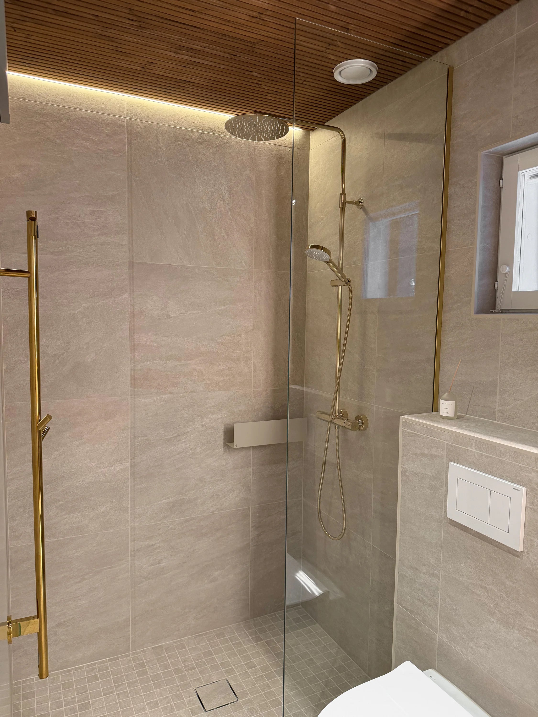 Suvanto - kiinteä suihkuseinä