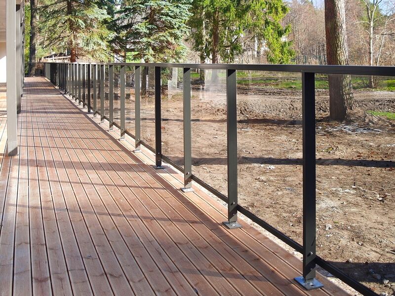 Alumiinitolpallinen lasikaide