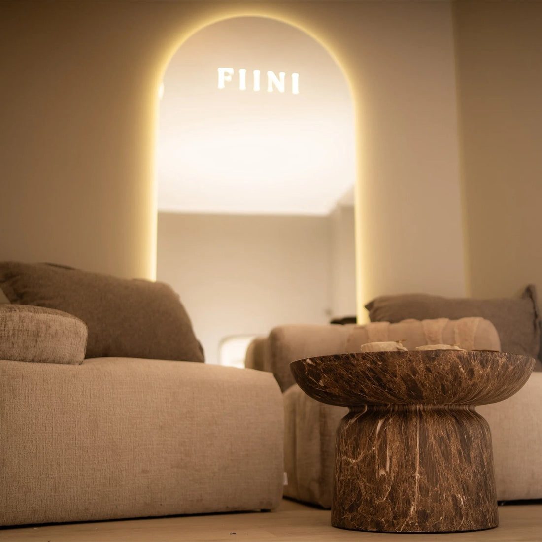 Kaari-peili LED valoilla. Peilin yläreunassa lukee FIINI. 