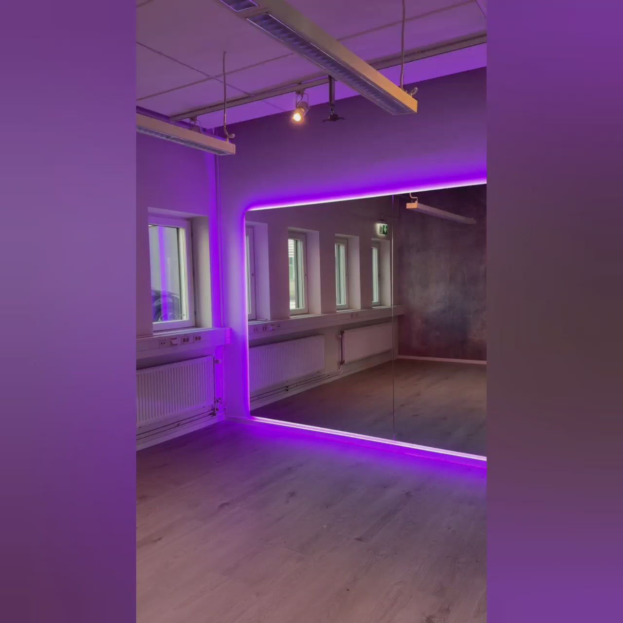Ladda video: Rektangulär Spegel med Färgbelysning